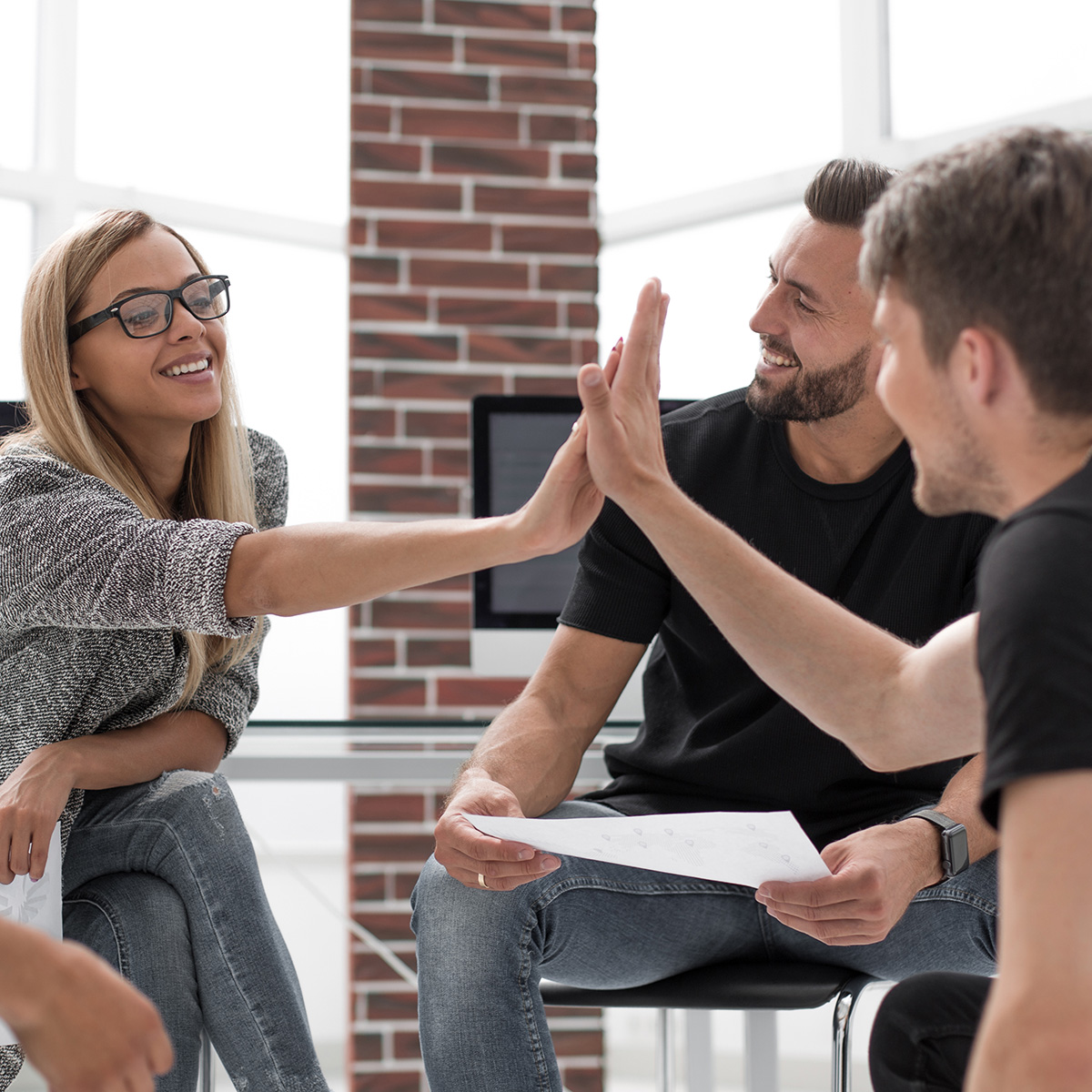 Facylitacja to proces prowadzenia spotkań, warsztatów lub dyskusji w taki sposób, aby grupa mogła efektywnie współpracować, podejmować decyzje i osiągać cele.